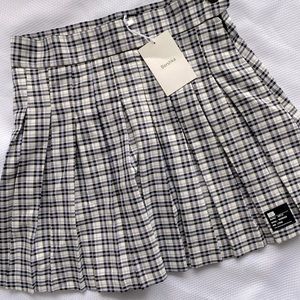 New with tags pleated tabby mini skirt by Bershka size M